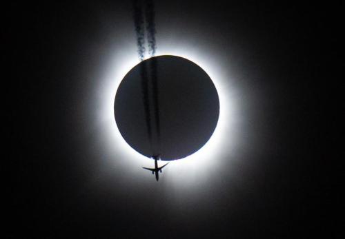 Totality with Jet contrails - Tisa Allen's Husband jet-trails